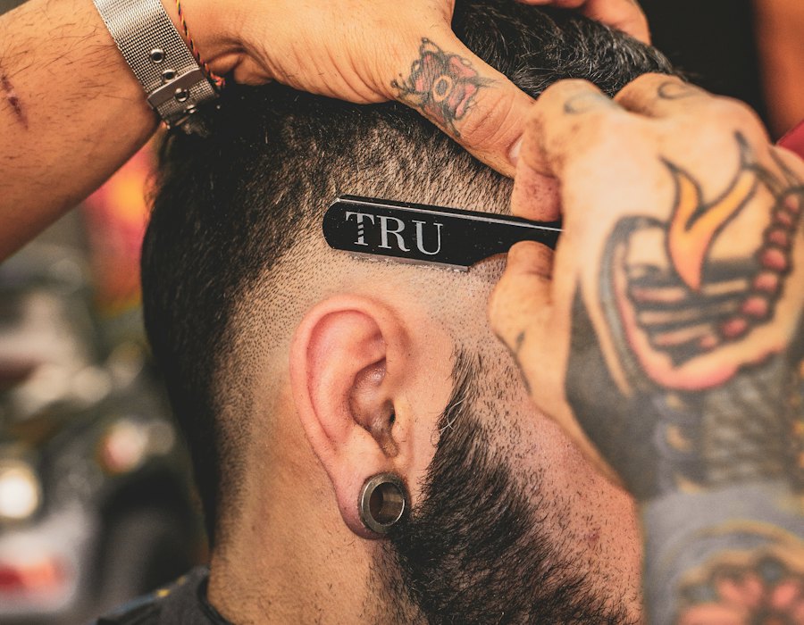 Detail fade cut dengan clipper di samping kepala