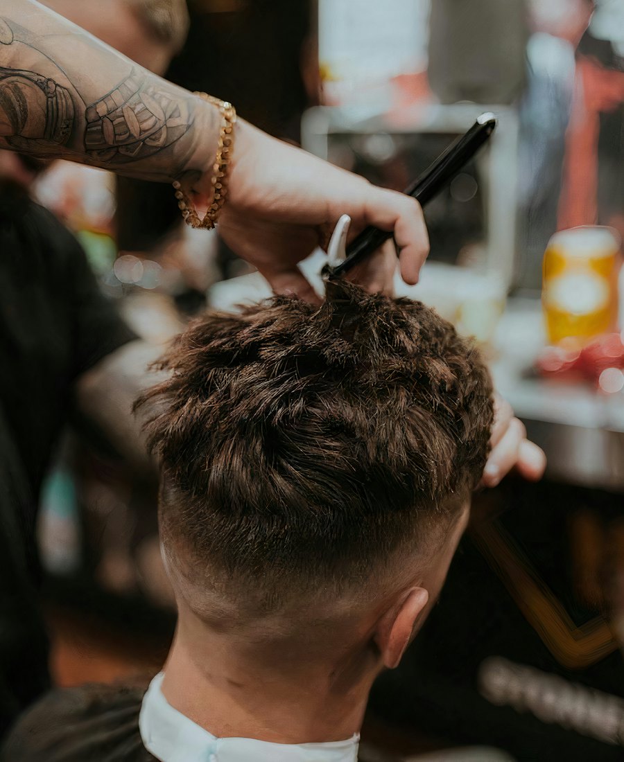 Barber merapikan rambut bagian atas pelanggan