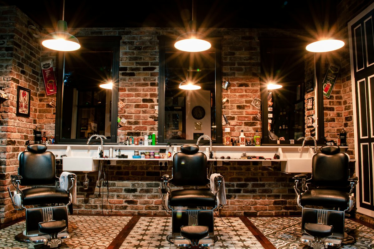 Interior AzizCutOff dengan kursi barber dan cermin besar