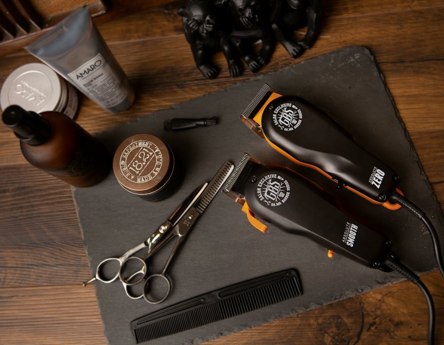 Clipper, gunting, dan pomade di atas meja
